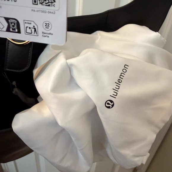 NWT lululemon athletica Leather Alternative Shoulder Bag 8L Black/Gold - Picture 10 of 12